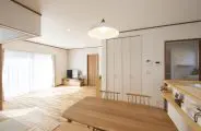ダイニングからリビングの眺め