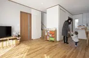太陽の光で明るいリビング